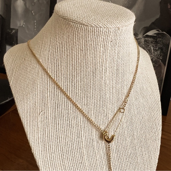 RESTOCKED ✨ SAFETY PIN STAINLESS STEEL YELLOW GOLD NECKLACE - Picture 3 of 6